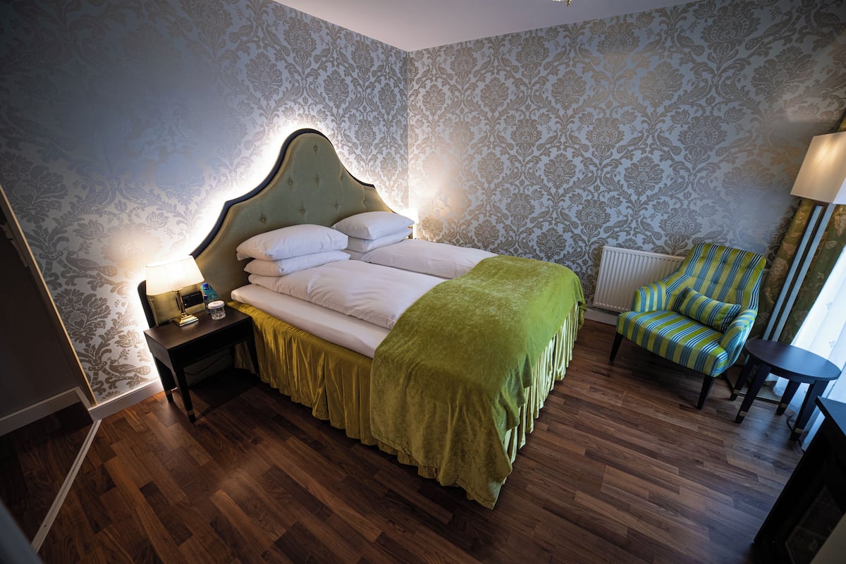 Room, Accessible | Minibar, in-room safe, desk, laptop workspace