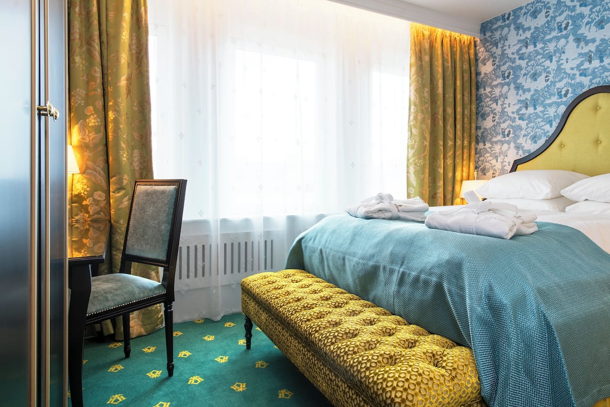 Junior Suite, Non Smoking | Minibar, in-room safe, desk, laptop workspace