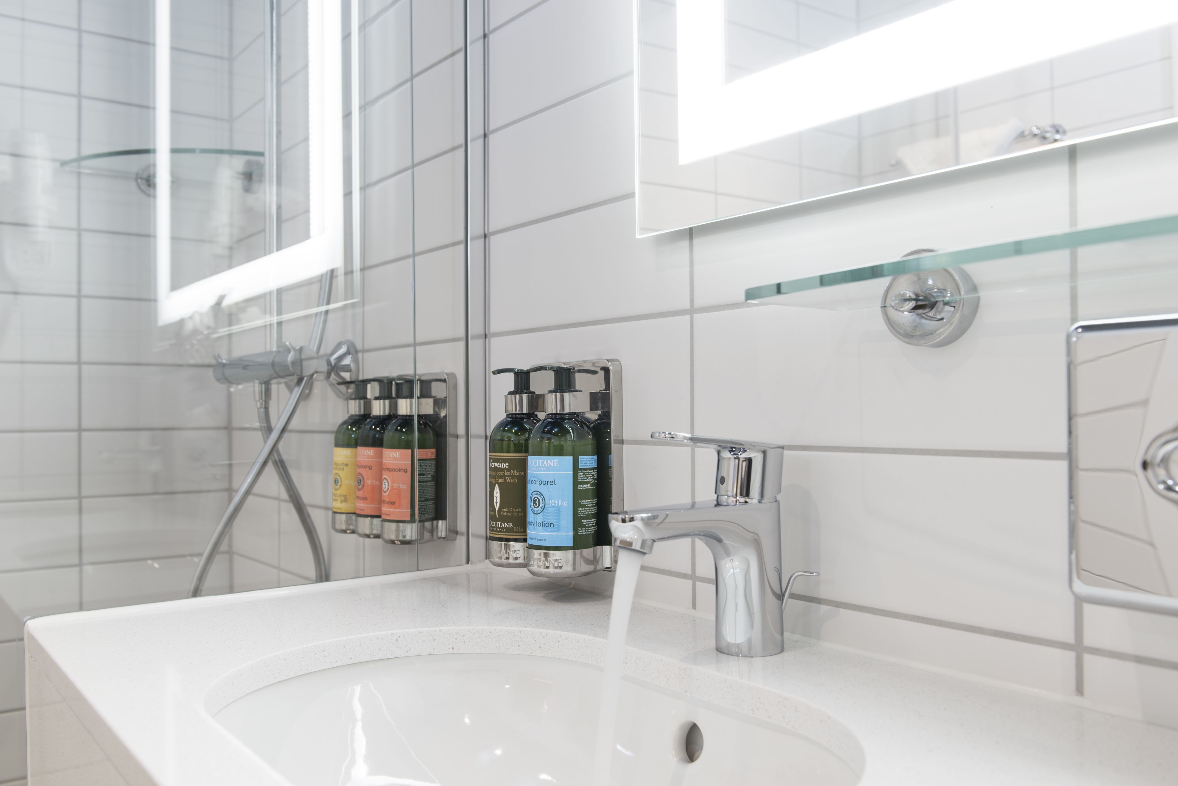 superior room, non smoking | bathroom sink