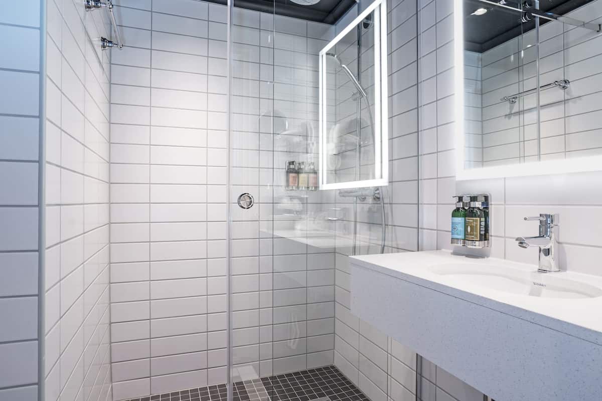 standard double room, non smoking | minibar, in-room safe, desk, laptop workspace