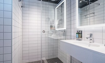 Habitación estándar doble, no fumadores | Minibar, caja fuerte, escritorio y espacio para trabajar con un portátil
