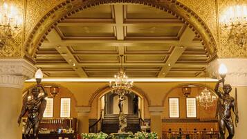 2 restauranter; serverer morgenmad, frokost og regionale retter