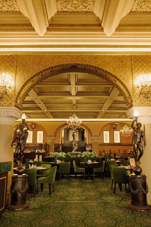 Hi ha 2 restaurants i s'hi serveixen esmorzars; plats de cuina regional 