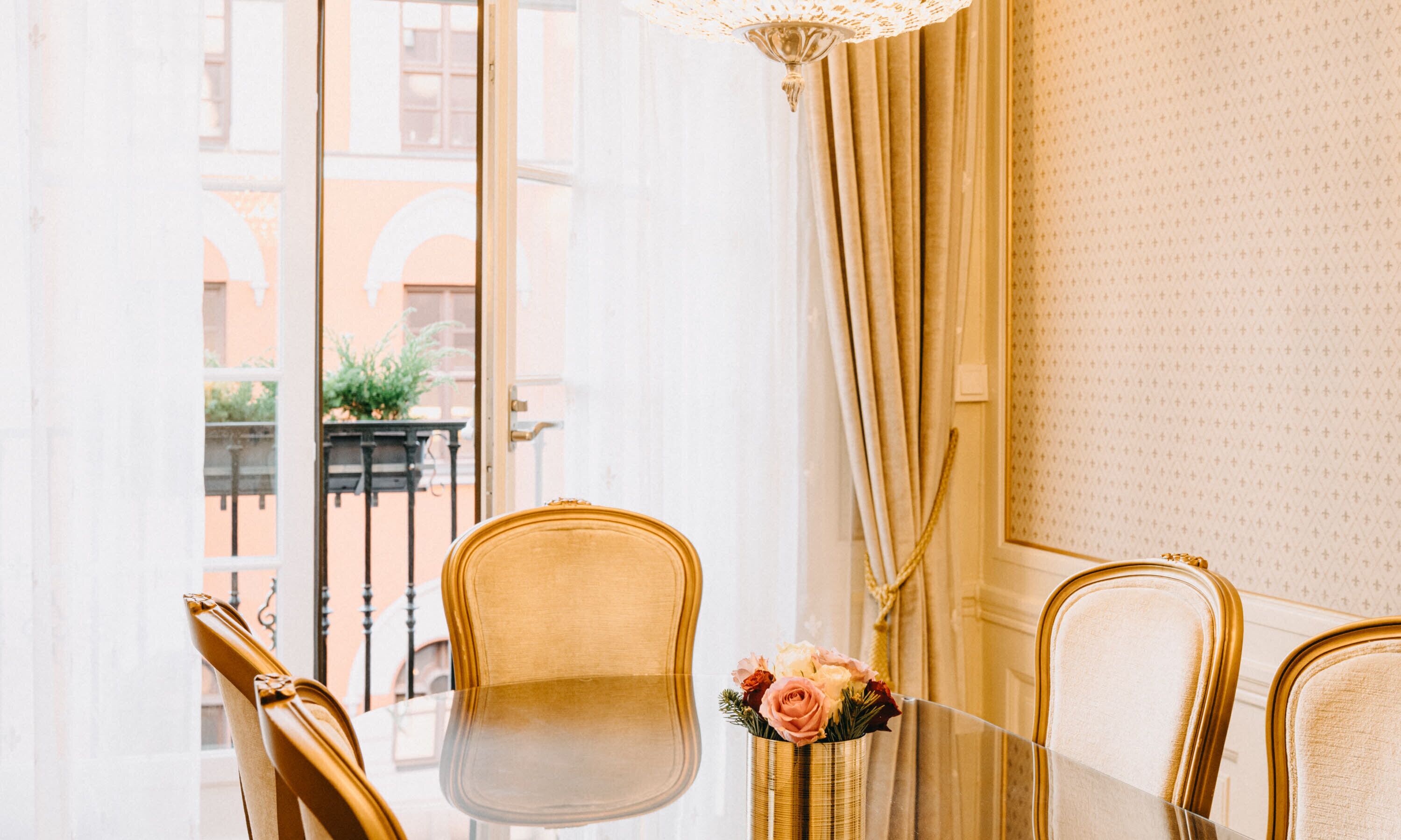 suite, non smoking | living room | led tv