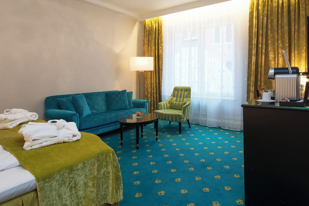 Business Room, Non Smoking | Minibar, in-room safe, desk, laptop workspace