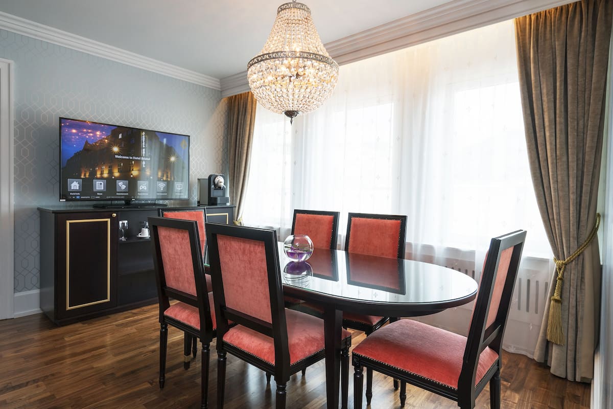 Minibar, in-room safe, desk, laptop workspace