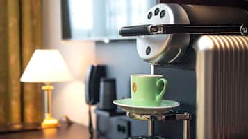 Una máquina de café sirviendo café en una taza.