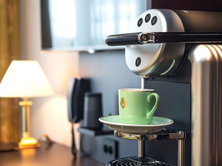 Una máquina de café sirviendo café en una taza.