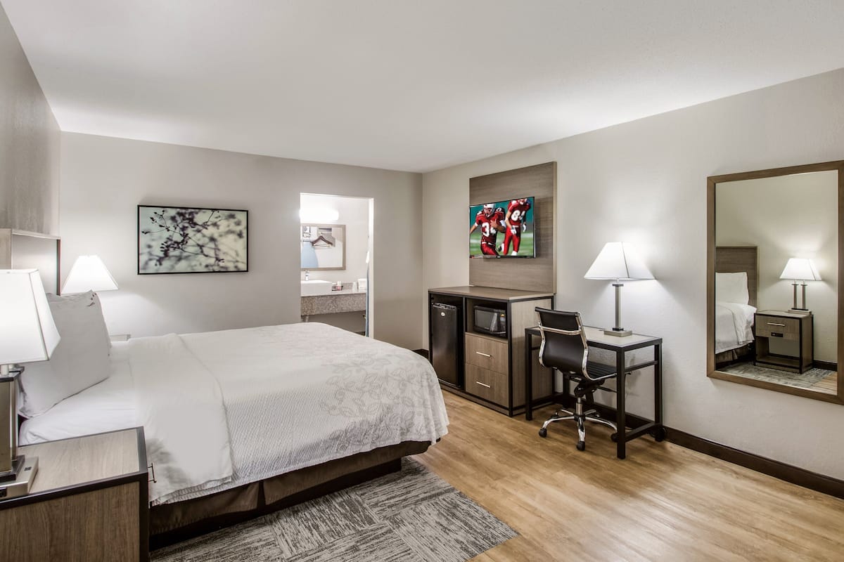1 bedroom, desk, laptop workspace, blackout drapes