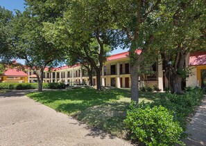 Unclassified image, 3 of 41, button - Red Roof Inn PLUS+ Dallas – Addison (Addison)