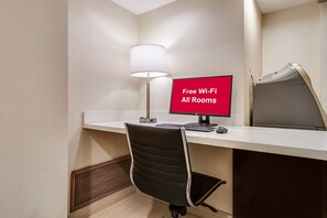 Business centre - Red Roof Inn PLUS+ Dallas โ Addison (Addison)