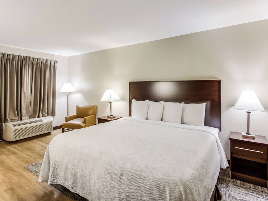 Habitación superior, 1 cama de matrimonio grande (Roll-In Shower, Smoke Free) | Escritorio, espacio para trabajar con un portátil, cortinas opacas