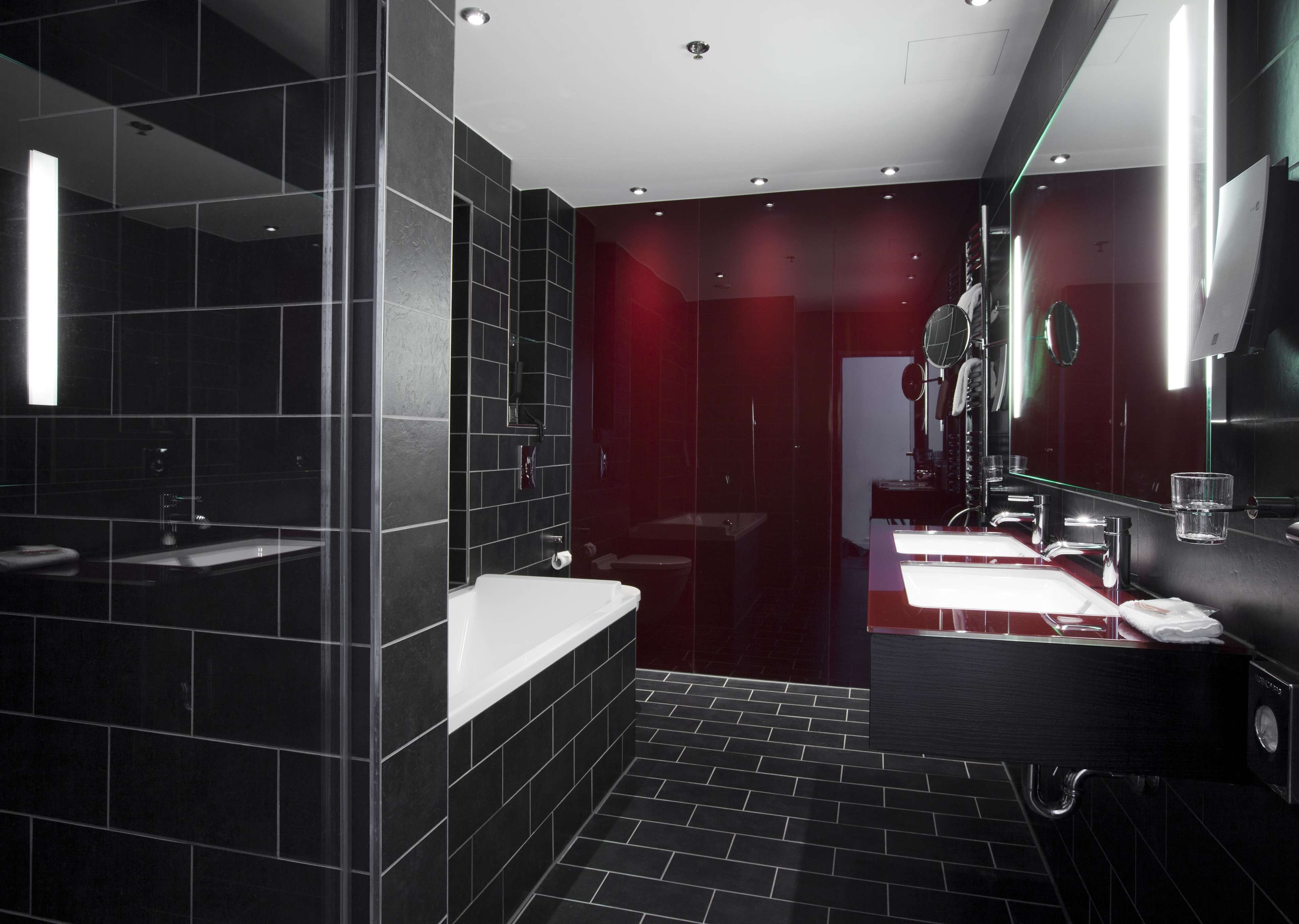 presidential suite | bathroom | combined shower/bathtub, eco-friendly toiletries, hair dryer, towels