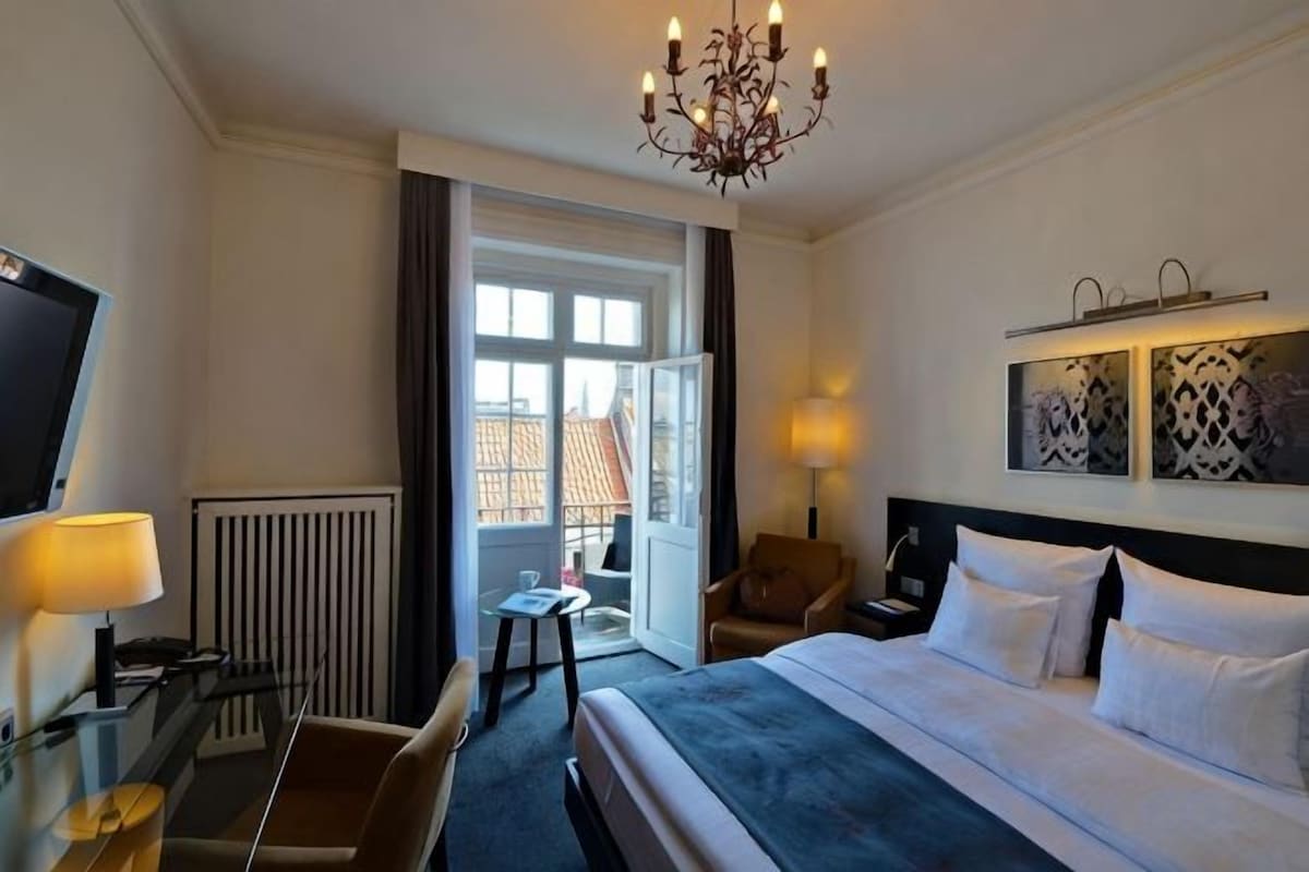 In-room safe, WiFi (free), bed sheets