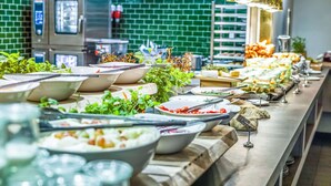 Un buffet con diversi piatti e posate.