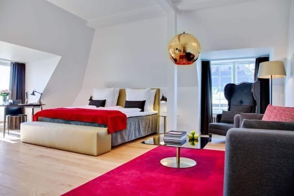 In-room safe, free WiFi, bed sheets