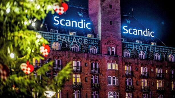 Un hotel Scandic con una facciata in mattoni e finestre ad arco.