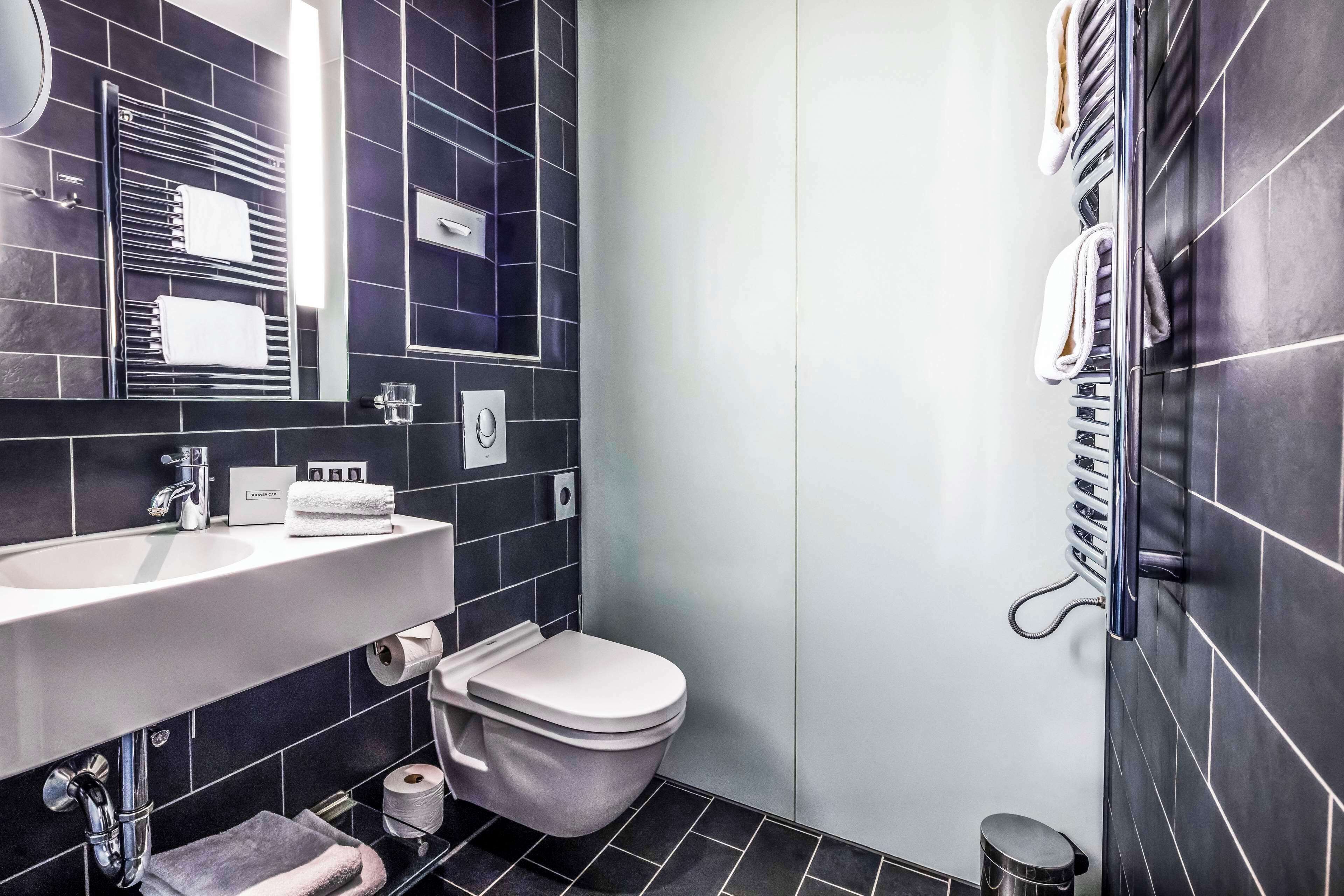 combined shower/bathtub, eco-friendly toiletries, hair dryer, towels