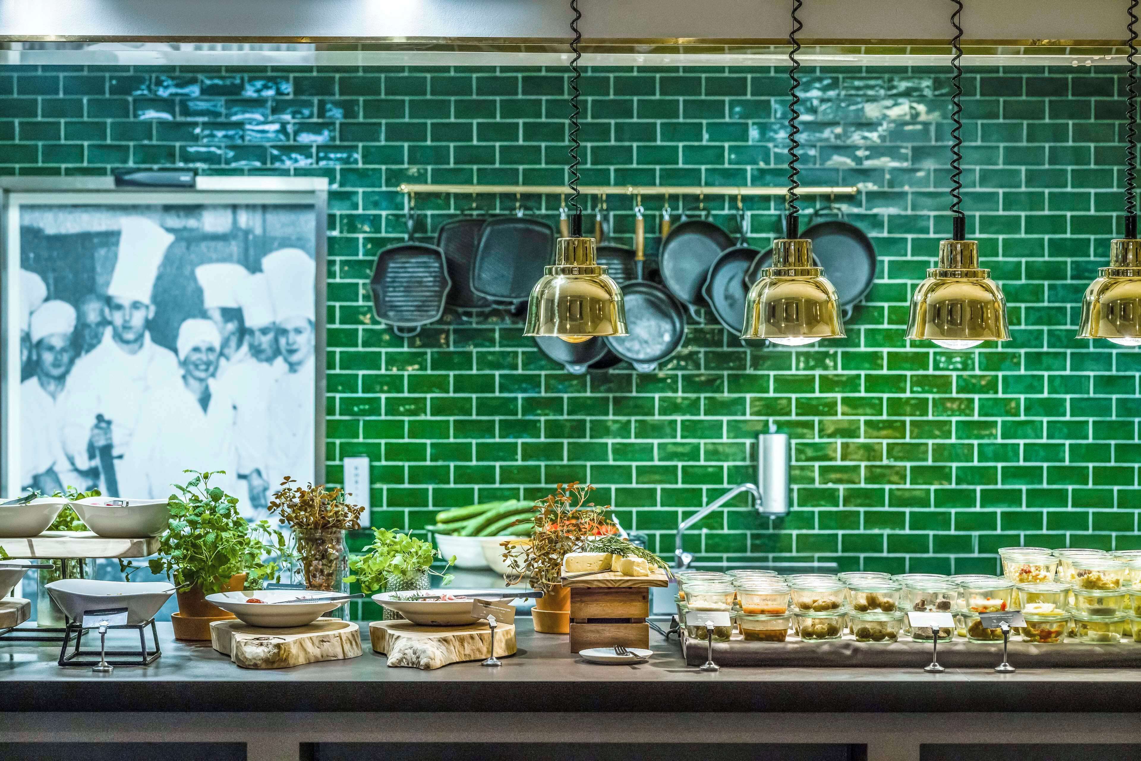 daily buffet breakfast (dkk 229 per person)