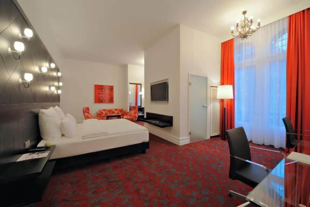 In-room safe, free WiFi, bed sheets