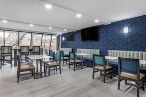 Café da manhã completo grátis todos os dias