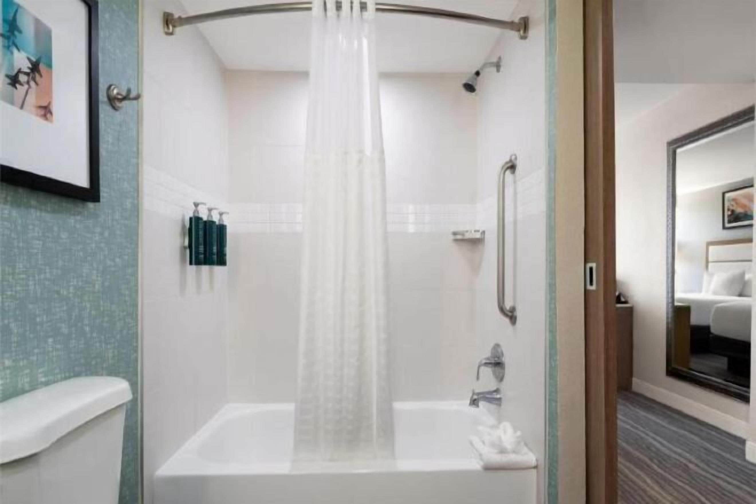 Bathroom | Combined shower/tub, designer toiletries, hair dryer, towels