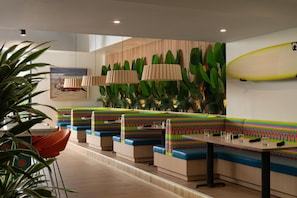 Serveert ontbijt, lunch en diner