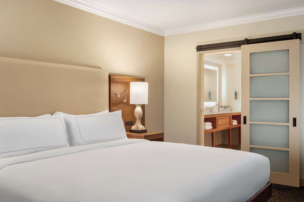 Studio Suite, 1 King Bed | Premium bedding, in-room safe, desk, laptop workspace