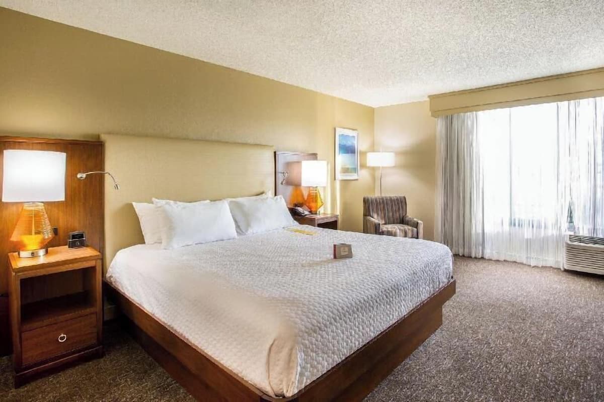 Premium bedding, in-room safe, desk, laptop workspace