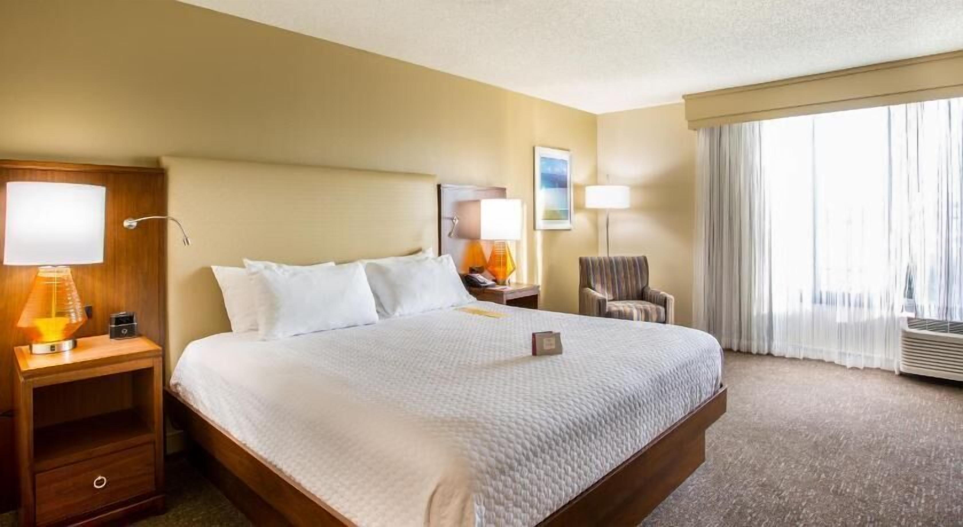 Ropa de cama de alta calidad y caja de seguridad en la habitación 