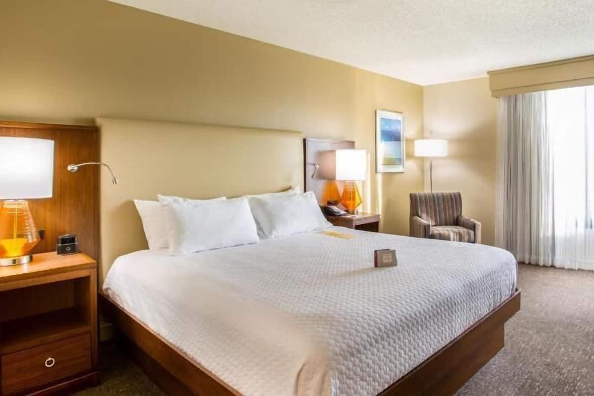 Premium bedding, in-room safe, desk, laptop workspace