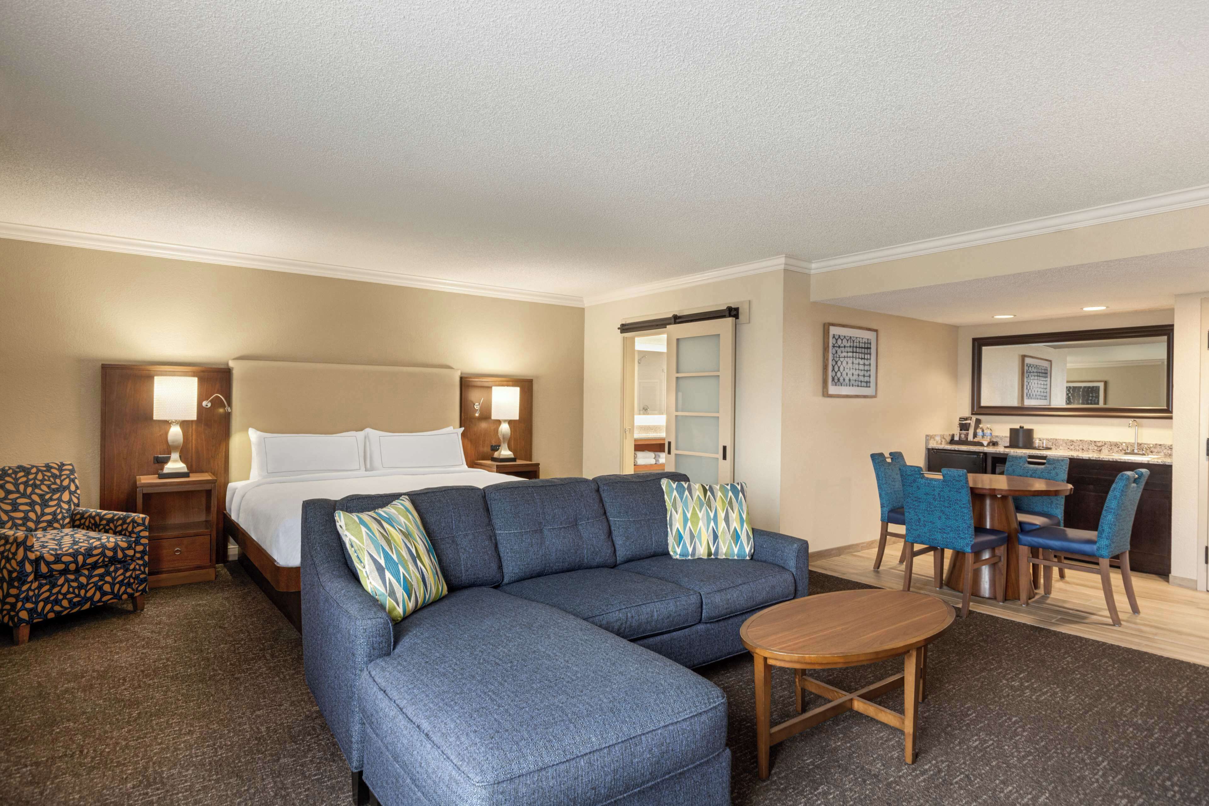 Studio Suite, 1 King Bed | Living area | 32-inch LCD TV with satellite channels, Netflix, Hulu