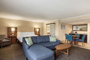 Studiosuite, 1 King-Bett | Wohnbereich | 32-Zoll-LCD-Fernseher mit Satellitenempfang, Netflix, Hulu