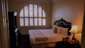 Standard Room, 1 King Bed | 1 bedroom, premium bedding, pillowtop beds, rollaway beds
