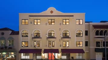 Voorkant accommodatie - avond/nacht