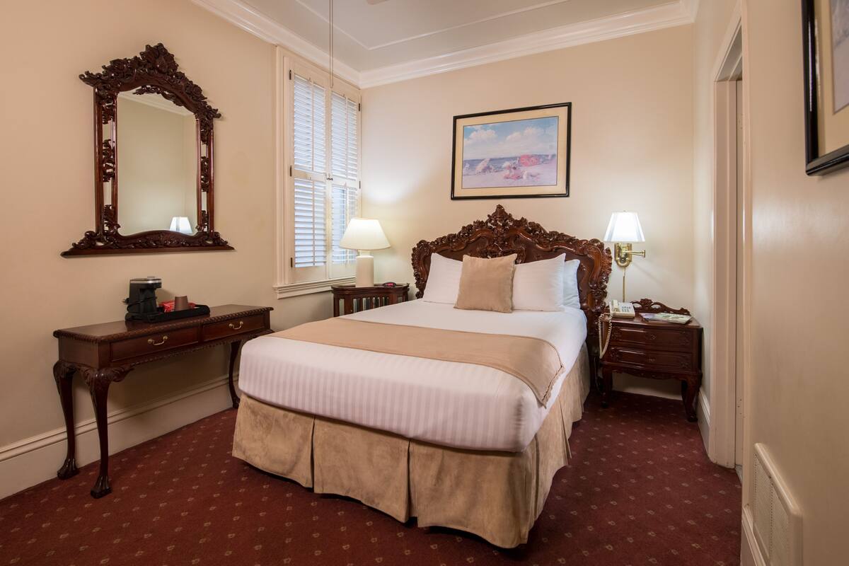 Standard Room, 1 Queen Bed | Premium bedding, pillowtop beds, rollaway beds (surcharge), WiFi (free)