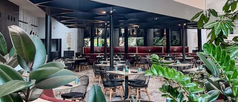 Breakfast, lunch, brunch served; American cuisine, garden views
