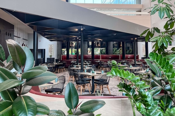 Serviço de café da manhã, culinária americana, vistas para o jardim