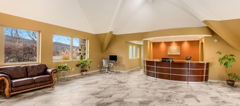 Econo Lodge Inn & Suites Binghamton Area