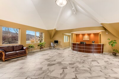Econo Lodge Inn & Suites Binghamton Area