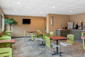 Breakfast area - Econo Lodge Inn & Suites Binghamton Area (Binghamton)