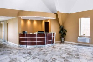 Lobby - Econo Lodge Inn & Suites Binghamton Area (Binghamton)