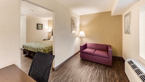 In-room safe, desk, laptop workspace, blackout drapes - Econo Lodge Inn & Suites Binghamton Area (Binghamton)