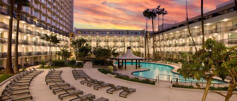 Außenpool, geöffnet von 08:00 Uhr bis 22:00 Uhr, Liegestühle