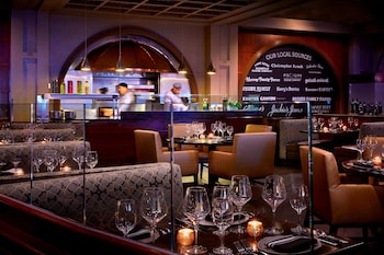 3 restaurants, breakfast, lunch, dinner served; American cuisine at Los Angeles Airport Marriott