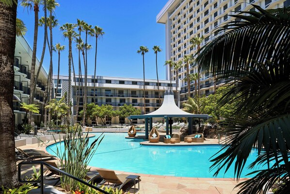 Outdoor pool, open 8 AM to 10 PM, sun loungers - Los Angeles Airport Marriott (Los Angeles)