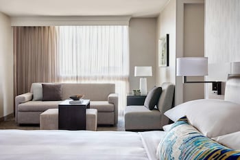 Executive Room, 1 King Bed with Sofa bed, Corner | Pillowtop beds, in-room safe, desk, blackout drapes at Los Angeles Airport Marriott