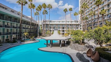 Alberca al aire libre, acceso de 08:00 a 22:00, y camastros