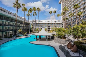 Outdoor pool, open 8 AM to 10 PM, sun loungers - Los Angeles Airport Marriott (Los Angeles)