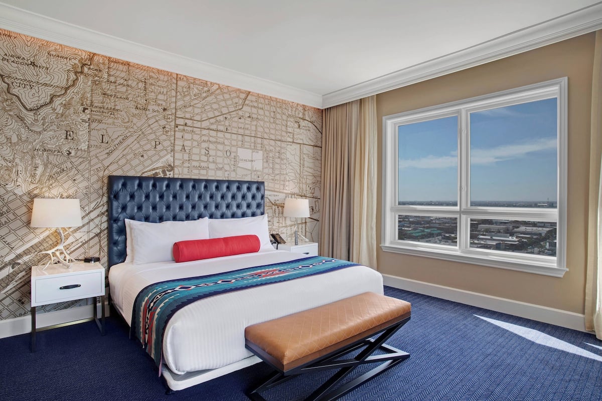 Zimmer, 1 King-Bett | Hochwertige Bettwaren, Daunenbettdecken, Pillowtop-Betten, Zimmersafe